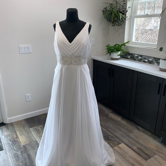 🚫SOLD🚫V-neck flowing boho White wedding gown sz 8 - Picture 3 of 9